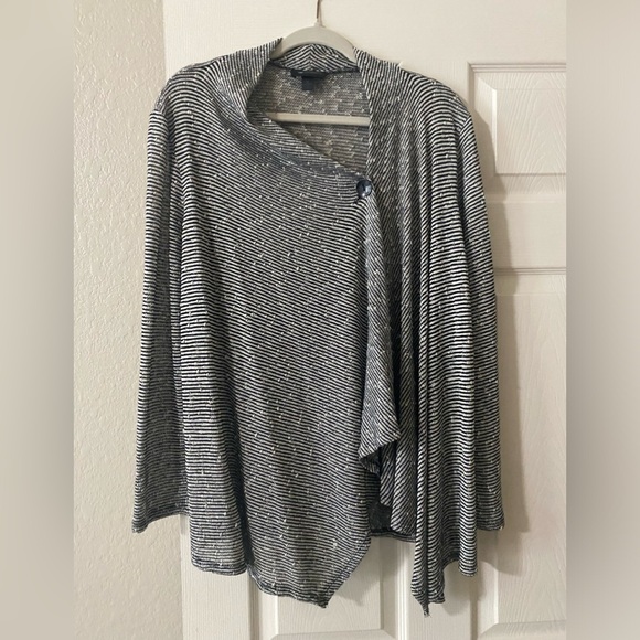 Black and white striped cardigan with side button closure - Picture 1 of 3